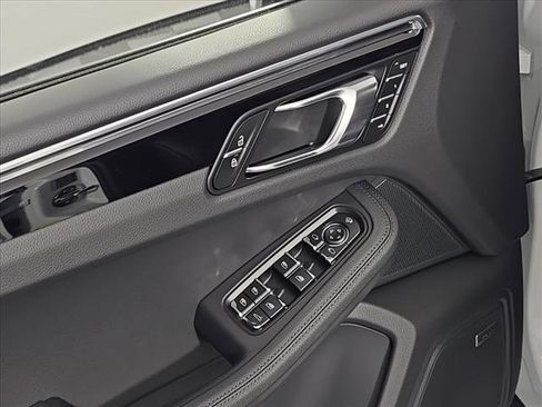 Certified 2025 Porsche Macan image 16
