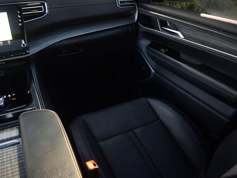 Used 2024 Jeep Wagoneer Series II w/ Premium Group I image 13