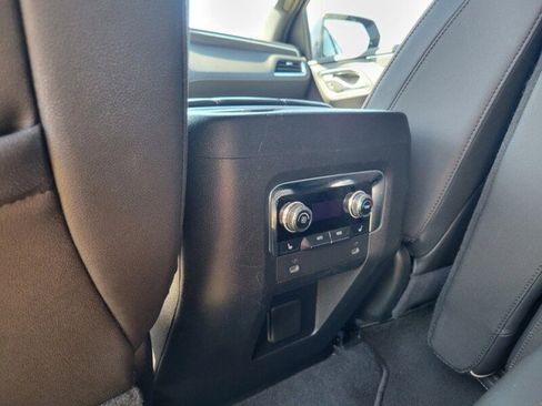 Used 2022 GMC Yukon XL SLT w/ SLT Luxury Package image 28