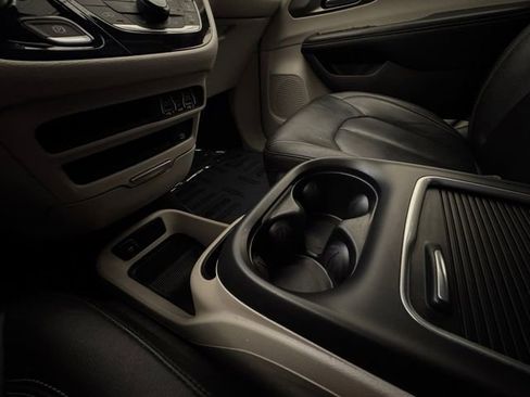 Used 2022 Chrysler Pacifica Touring-L w/ Uconnect Theater Family Group image 27