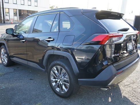 Used 2020 Toyota RAV4 Limited FWD image 24