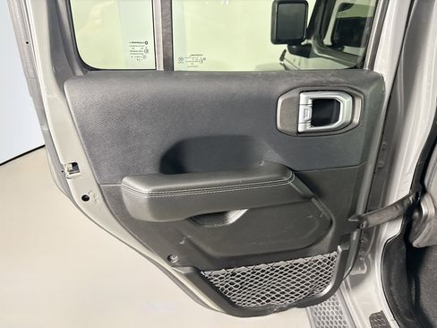 Used 2018 Jeep Wrangler Unlimited Sahara image 26
