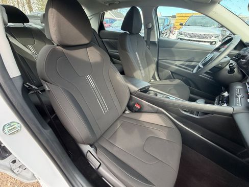 Used 2025 Hyundai Elantra SEL image 36