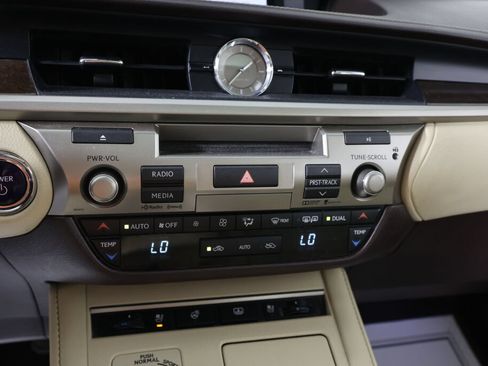 Used 2016 Lexus ES 300h w/ Luxury Package w/Wood Trim FWD image 37
