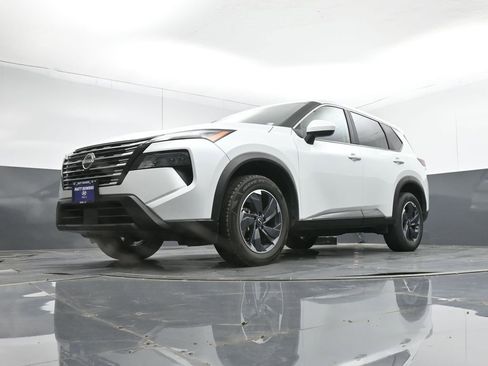 Used 2025 Nissan Rogue SV image 40