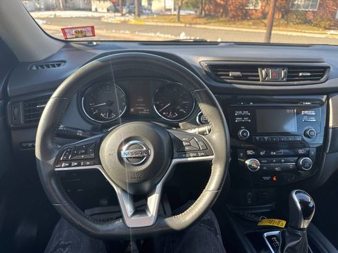 Used 2017 Nissan Rogue SV image 19