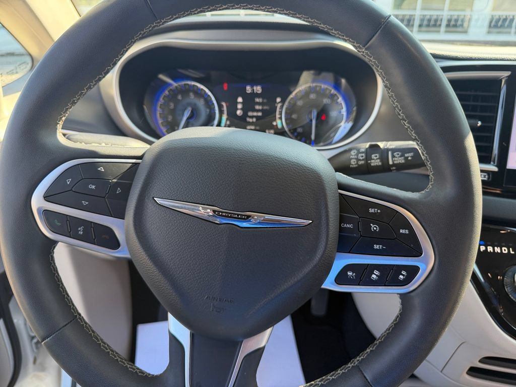Used 2023 Chrysler Pacifica Touring-L FWD image 15