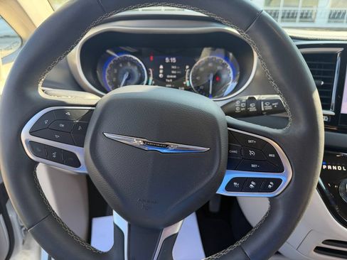 Used 2023 Chrysler Pacifica Touring-L FWD image 15