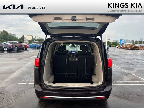 Used 2017 Chrysler Pacifica Touring-L FWD image 10