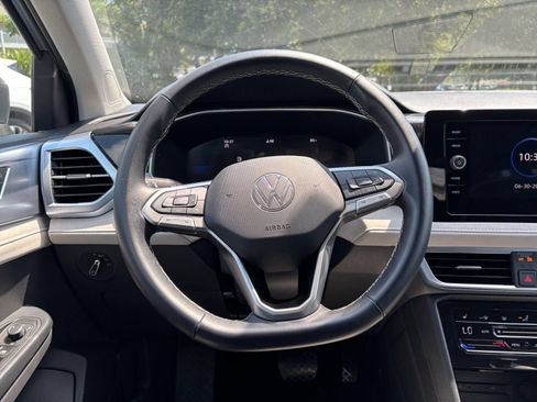 Used 2025 Volkswagen Taos SE FWD image 29