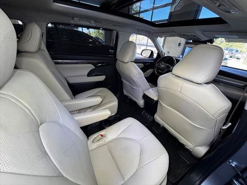 Certified 2024 Toyota Highlander Platinum AWD/4WD image 50