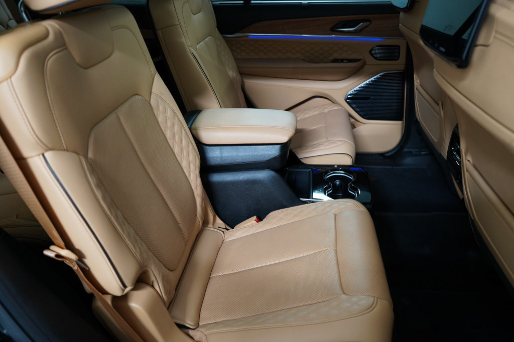 Certified 2025 Jeep Grand Cherokee L Summit AWD/4WD image 24