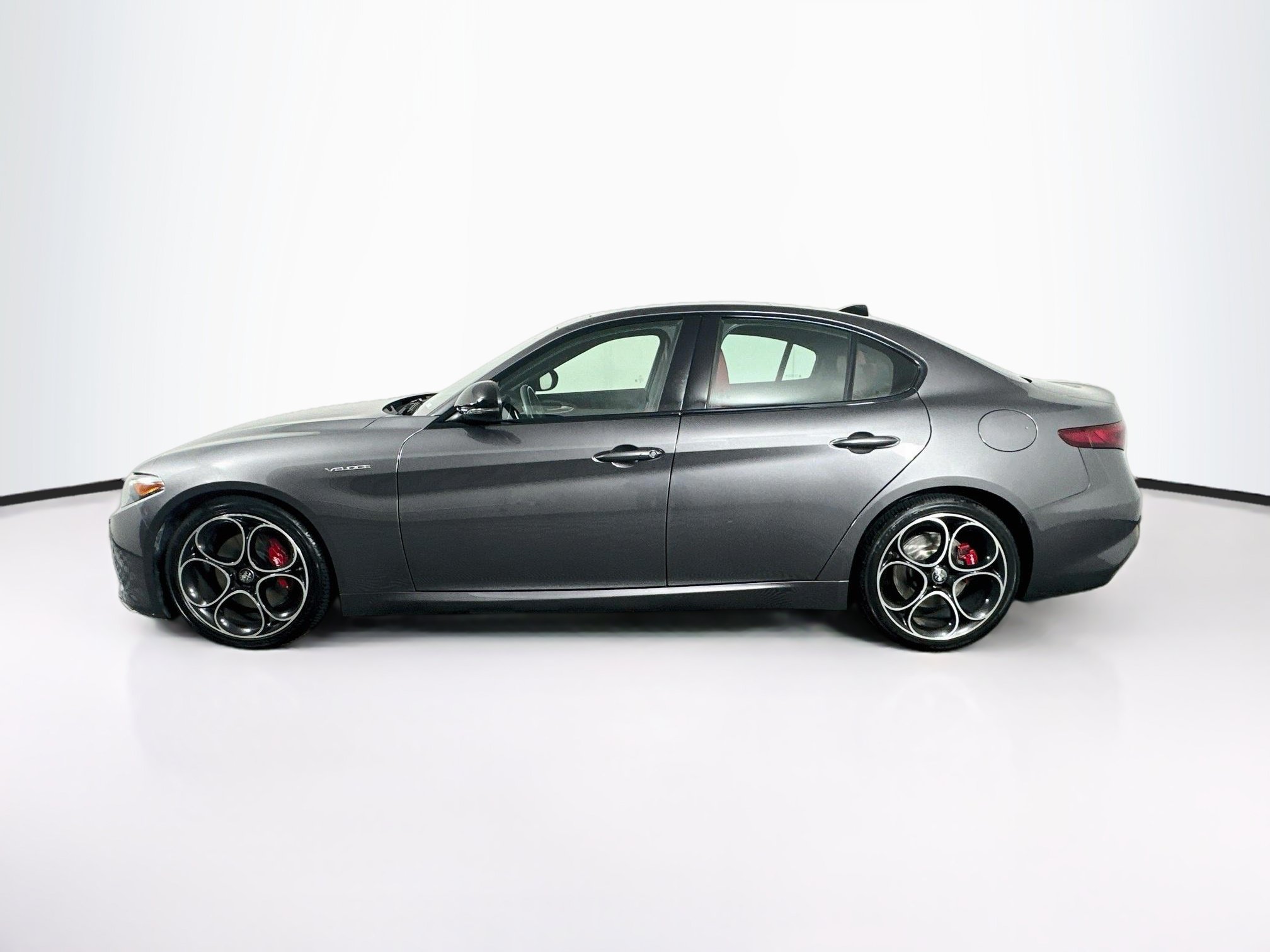 Used 2023 Alfa Romeo Giulia Veloce RWD image 4