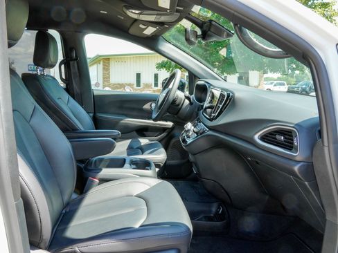 Used 2025 Chrysler Pacifica Select FWD image 14