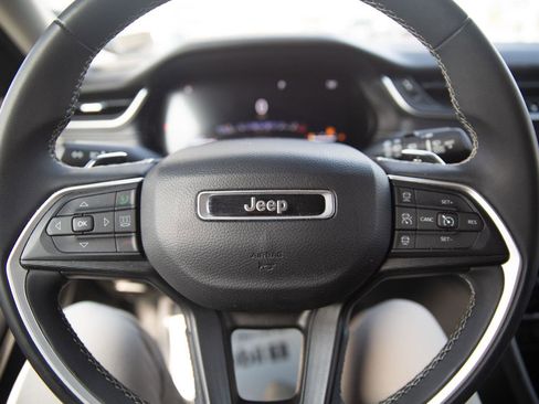 Used 2023 Jeep Grand Cherokee Laredo image 12