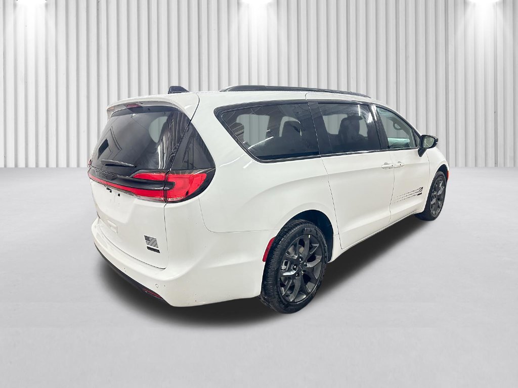 New 2027 Chrysler Pacifica Select AWD/4WD image 5