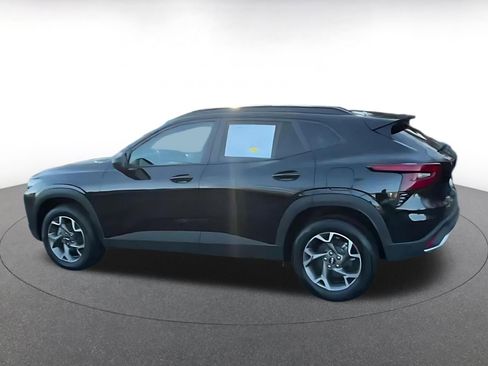 Used 2025 Chevrolet Trax LT image 8