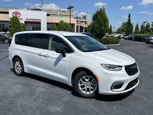 Used 2024 Chrysler Pacifica Touring-L FWD image 2