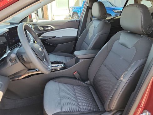Used 2025 Chevrolet Trax LT image 16
