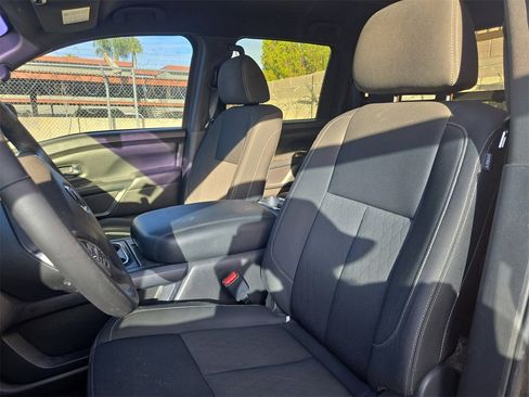 Used 2018 Nissan Titan SV w/ SV Convenience Package image 9