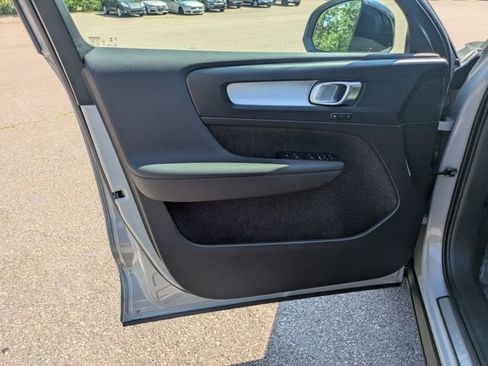Used 2024 Volvo XC40 B5 Core image 17
