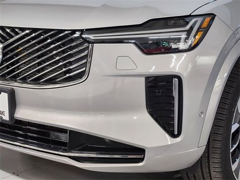 Used 2025 Volvo XC90 B6 Plus image 12