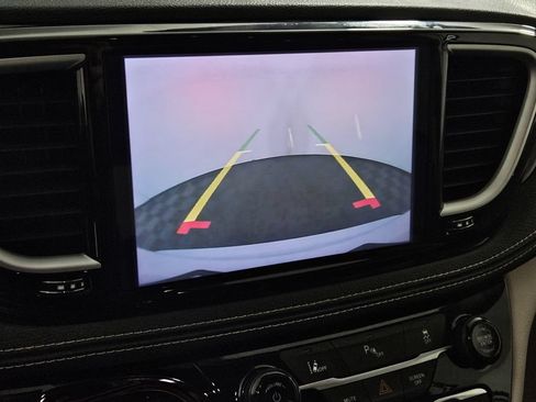 Used 2023 Chrysler Pacifica Touring-L FWD image 16