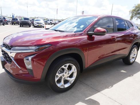 Used 2025 Chevrolet Trax LS w/ LS Convenience Package image 3