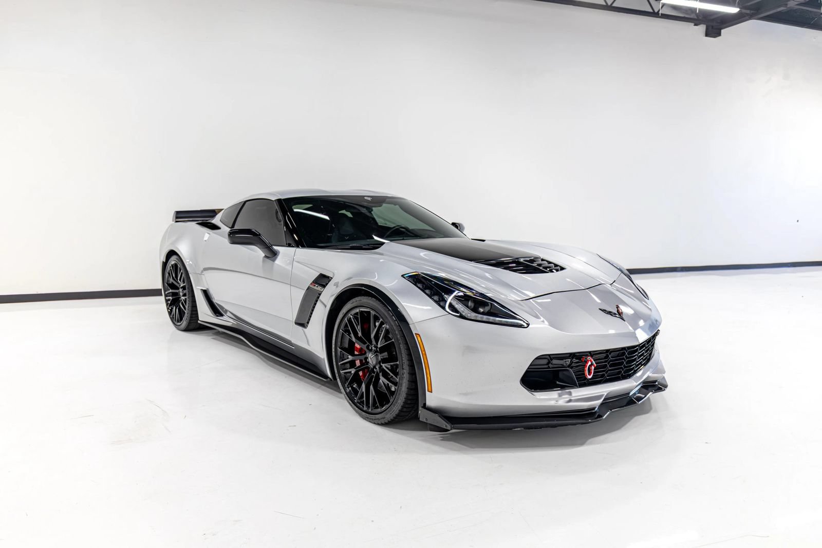 Used 2016 Chevrolet Corvette Z06 w/ 2LZ Preferred Equipment Group RWD image 2
