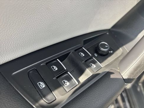 Used 2018 Volkswagen Tiguan SE w/ Panoramic Sunroof Package FWD image 22