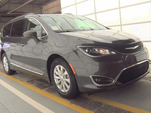 Used 2017 Chrysler Pacifica Touring-L FWD image 3