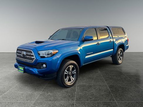 Used 2016 Toyota Tacoma TRD Sport w/ Premium & Technology Package image 3