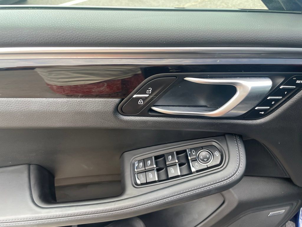 Used 2022 Porsche Macan S AWD/4WD image 14