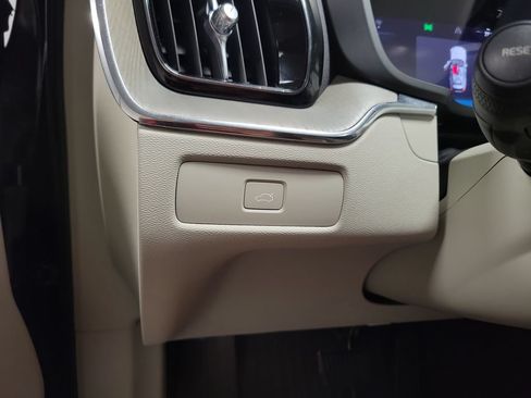 Used 2023 Volvo XC60 B5 Plus FWD image 22