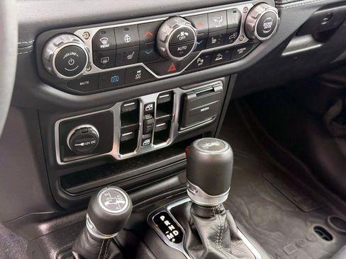 Used 2024 Jeep Wrangler Unlimited Sahara w/ Technology Group AWD/4WD image 17
