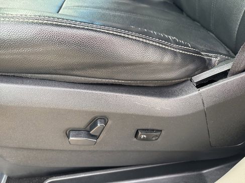 Used 2016 Chrysler Town & Country Touring image 17