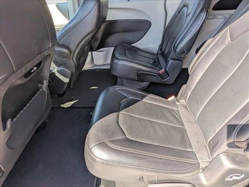 Used 2022 Chrysler Pacifica Touring-L image 17