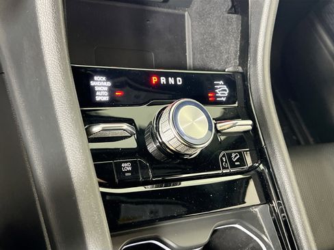 Used 2022 Jeep Grand Cherokee Overland w/ Luxury Tech Group IV AWD/4WD image 17
