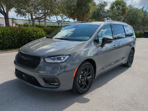 New 2025 Chrysler Pacifica Limited image 9