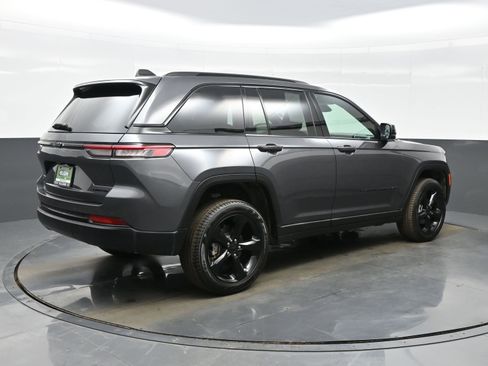Used 2025 Jeep Grand Cherokee Limited w/ Black Appearance Package image 6