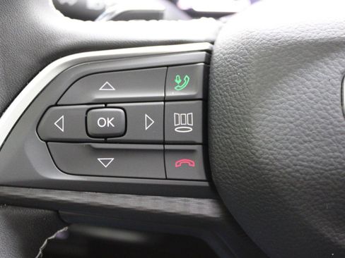 Used 2025 Jeep Grand Cherokee Laredo X image 20