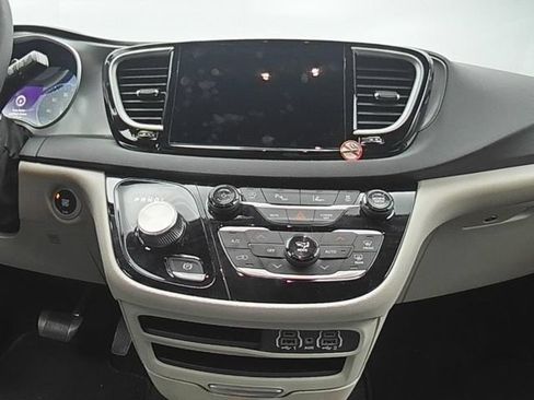 Used 2024 Chrysler Pacifica Touring-L FWD image 21