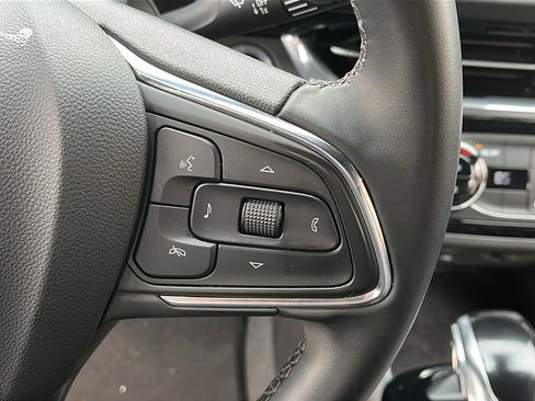 Used 2025 Buick Envista Sport Touring image 22