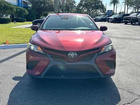 Used 2018 Toyota Camry SE image 2