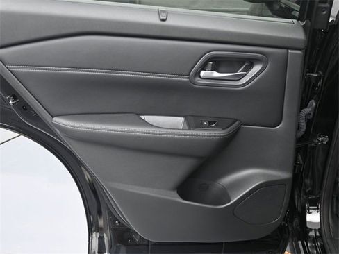 Used 2024 Nissan Rogue SV w/ SV Premium Package image 20