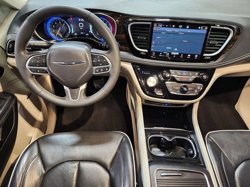 Used 2023 Chrysler Pacifica Limited w/ Uconnect Theater Family Group FWD image 50