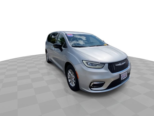 Used 2024 Chrysler Pacifica Touring-L FWD image 4