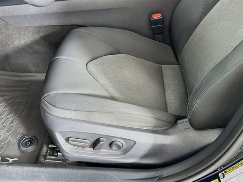 Used 2018 Toyota Camry LE image 19