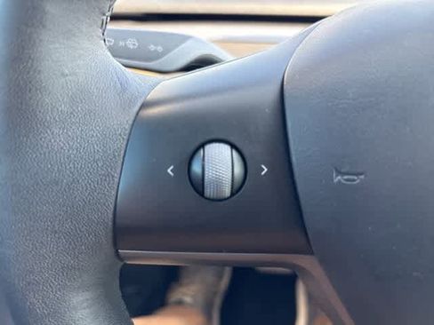 Used 2022 Tesla Model Y Performance image 11