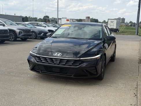 Certified 2025 Hyundai Elantra Limited FWD image 11
